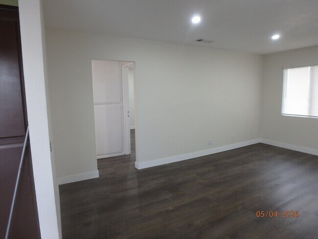Building Photo - 446 N Elk St