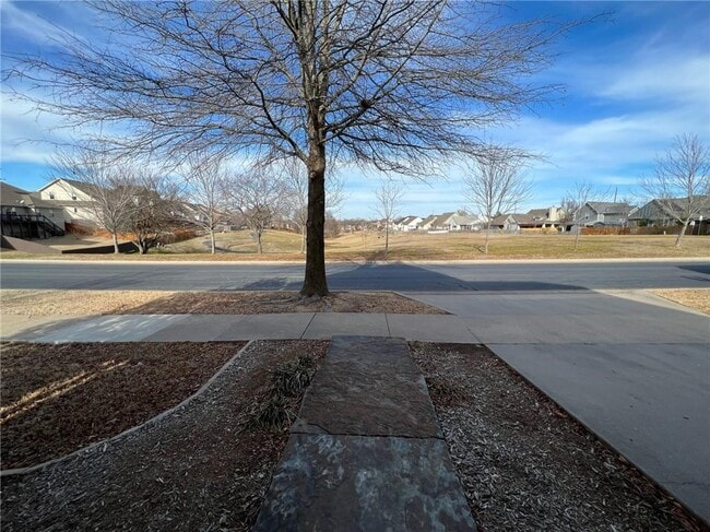 Building Photo - 1004 NE Carnahan Ct