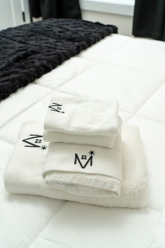 Building Photo - 3723 S Giles Ave