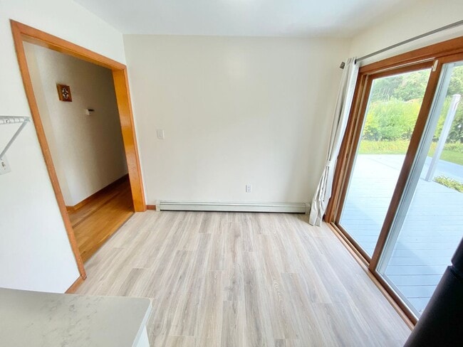 Building Photo - 3 Bedroom House South End Neighborhood Burlington Available in September !