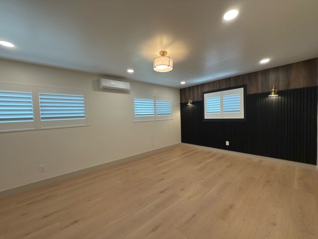 Primary Photo - 114 S Emerald Pl