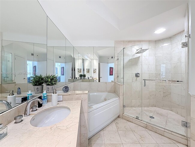 Building Photo - 808 Brickell Key Dr