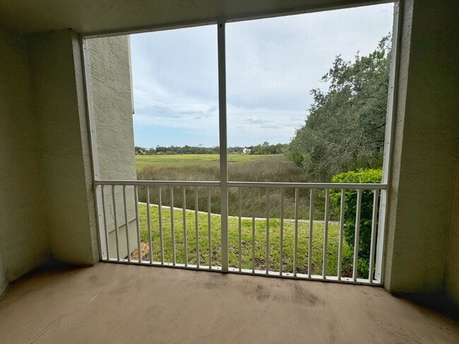 Building Photo - Las Palmas, one-bedroom first floor condo with garage!