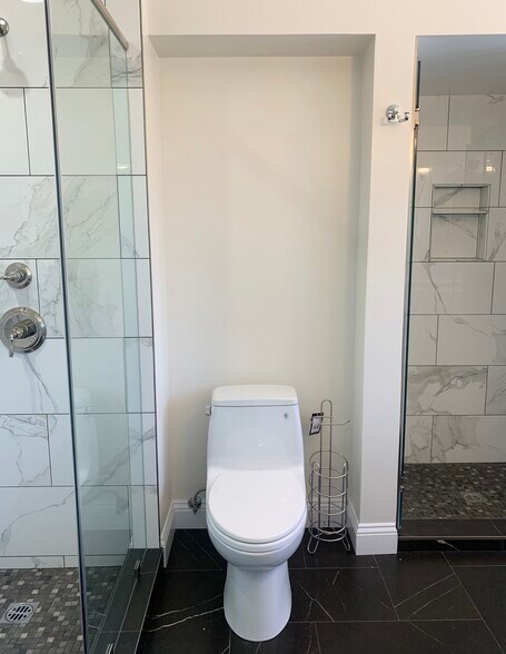 Dual Showers - 7560 Hollywood Blvd