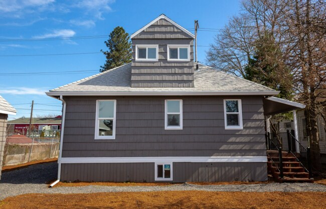 Building Photo - Charming Fully Renovated Home in the Heart of Southeast Portland