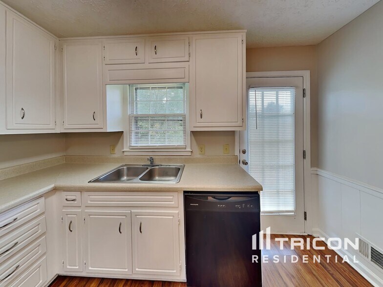 Building Photo - 414 Breezy Dr SW