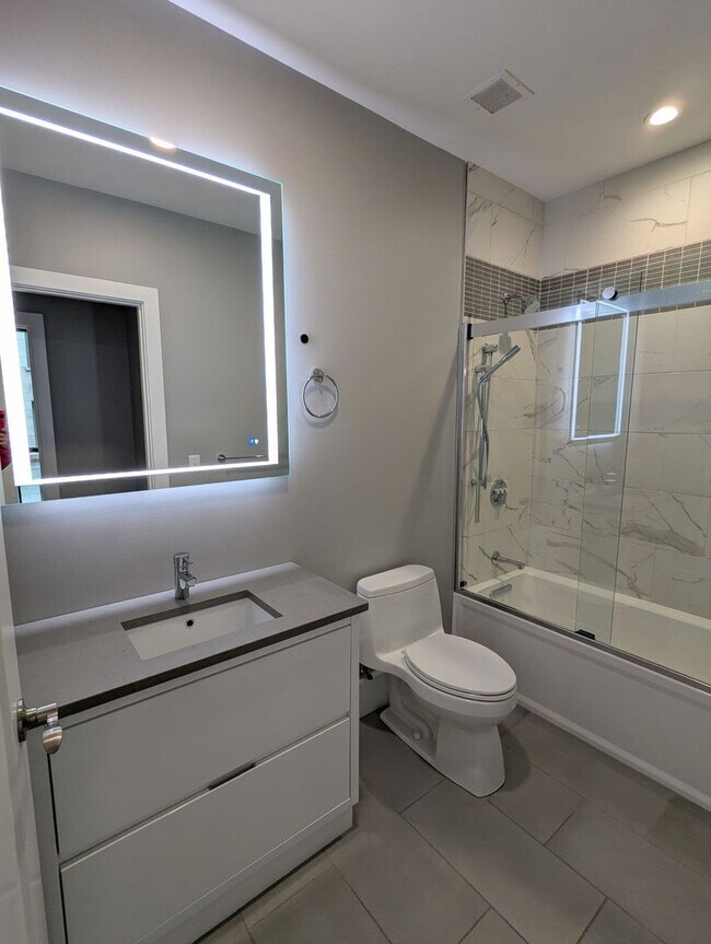 Building Photo - Stunning Downtown 1 Bedroom Condo at The L...