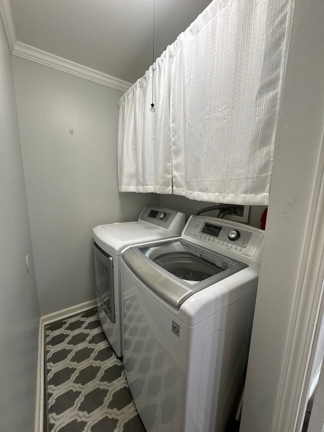 Building Photo - 905 Brentwood Dr