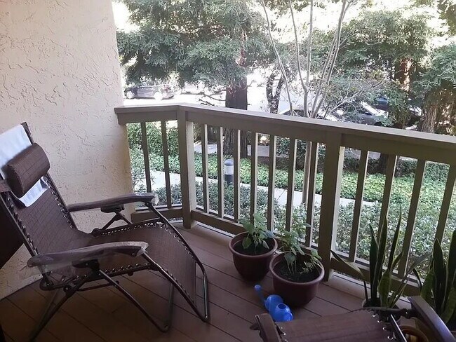 Building Photo - Welcome home to this bright, spacious, top-floor unit in a highly desirable community