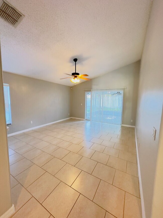 Building Photo - Beautiful 4 bedrooms 2 baths single family...