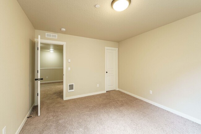 Building Photo - 3 Bedroom 2.5 Bath Townhome - Convenient R...