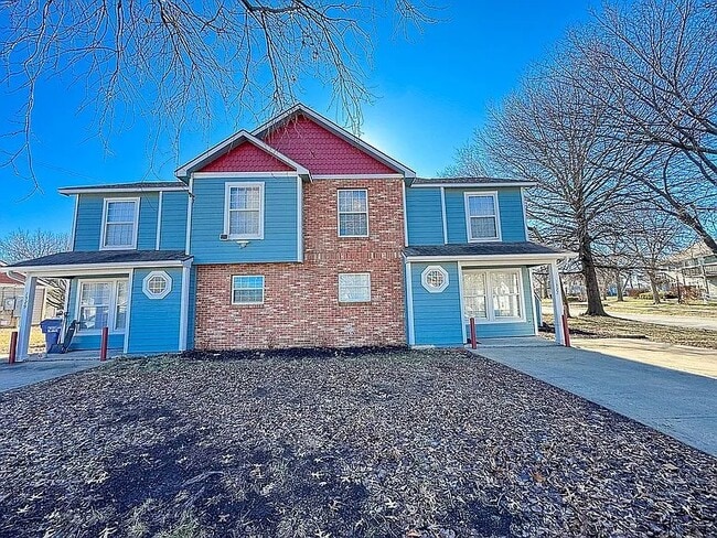 Building Photo - 1329 E 21st Ter