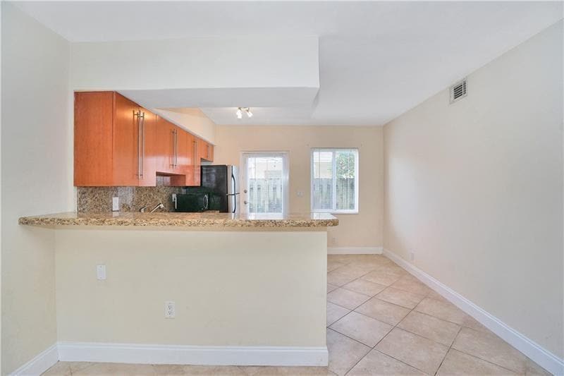 Building Photo - 1424 Holly Heights Dr