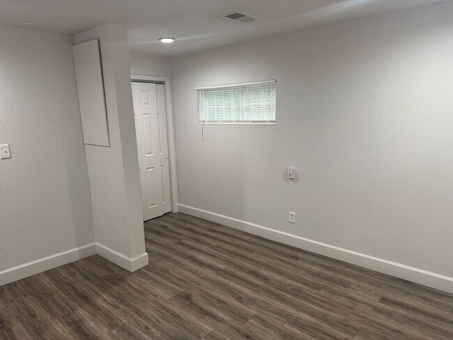 Building Photo - Updated Home Near KU Med