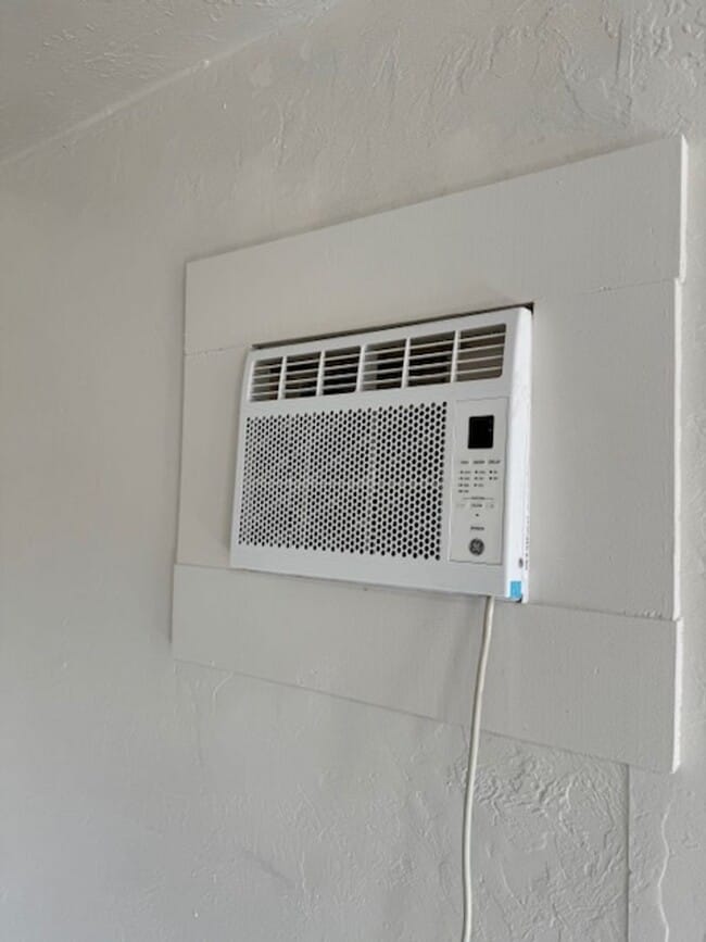 Building Photo - COZY CLASSIC HOME WITH FRESH UPDATES AND BUILT-INS