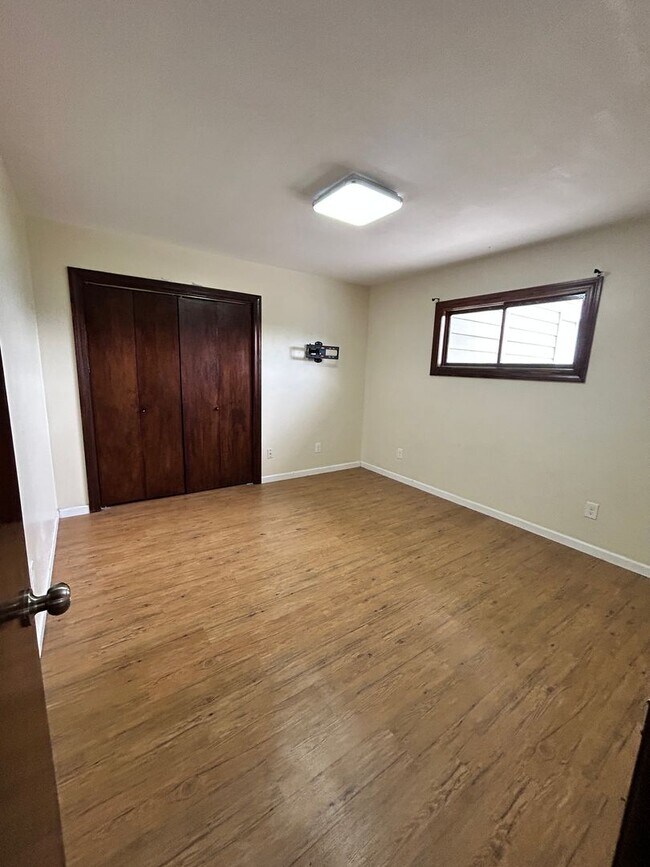 Building Photo - 529 W River Rd