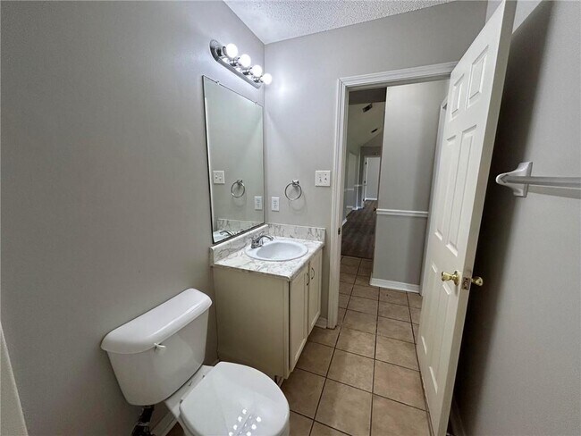 Building Photo - 6626 Woodside Ct E