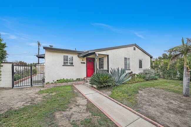 Building Photo - A beautiful  home in North Hollywood is no...
