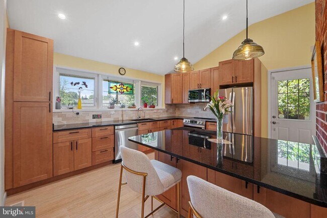 Building Photo - 5929 Avon Dr