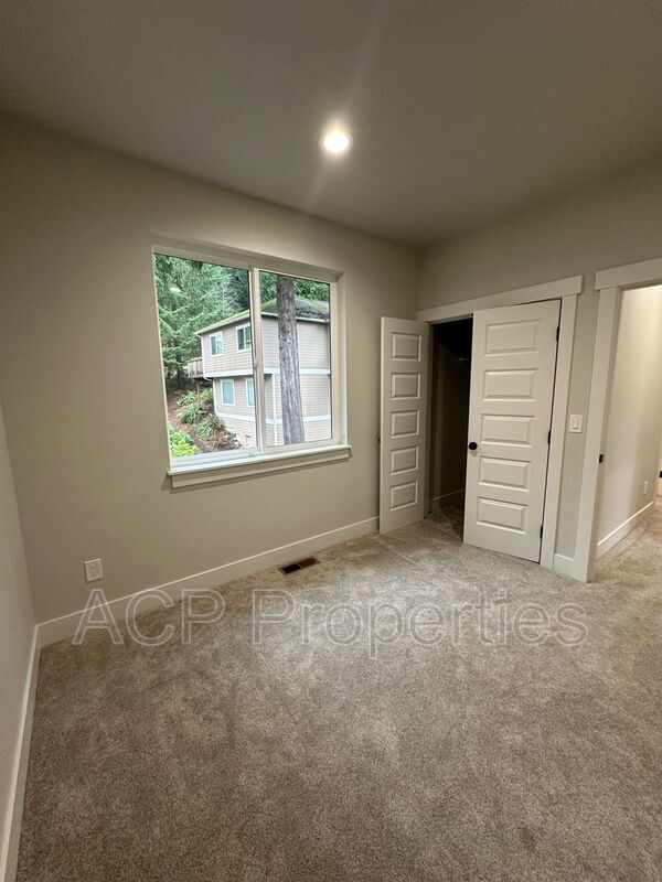 Building Photo - 8 Clematis Ln
