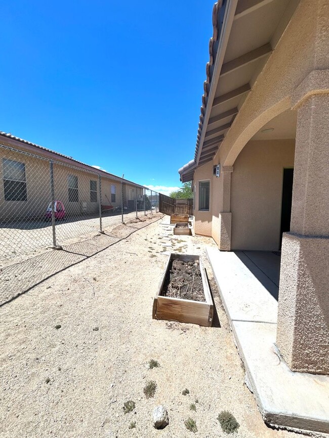 Building Photo - 4 Bedroom / 2 Bathroom efficient home
