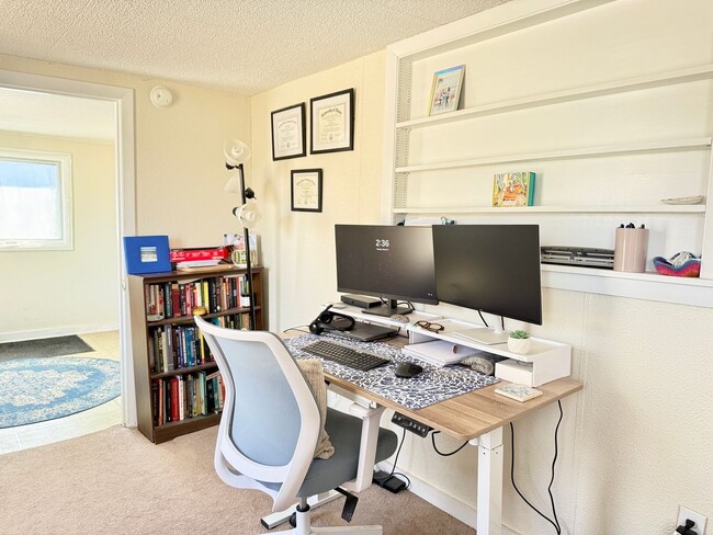 Building Photo - Sunny 1+ Bedroom Single family Home