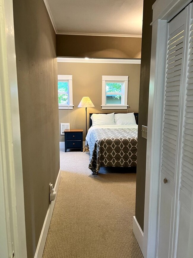 Building Photo - Charming Historical Home, Desirable Downtown Location. Flexible Lease Terms, 30-day Min. All Util...