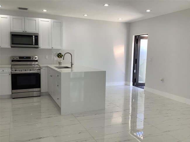 Building Photo - 1653 SW 17th Terrace