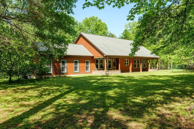 Building Photo - Charming 2 Bed, 2 Bath Custom Ranch on 5 P...