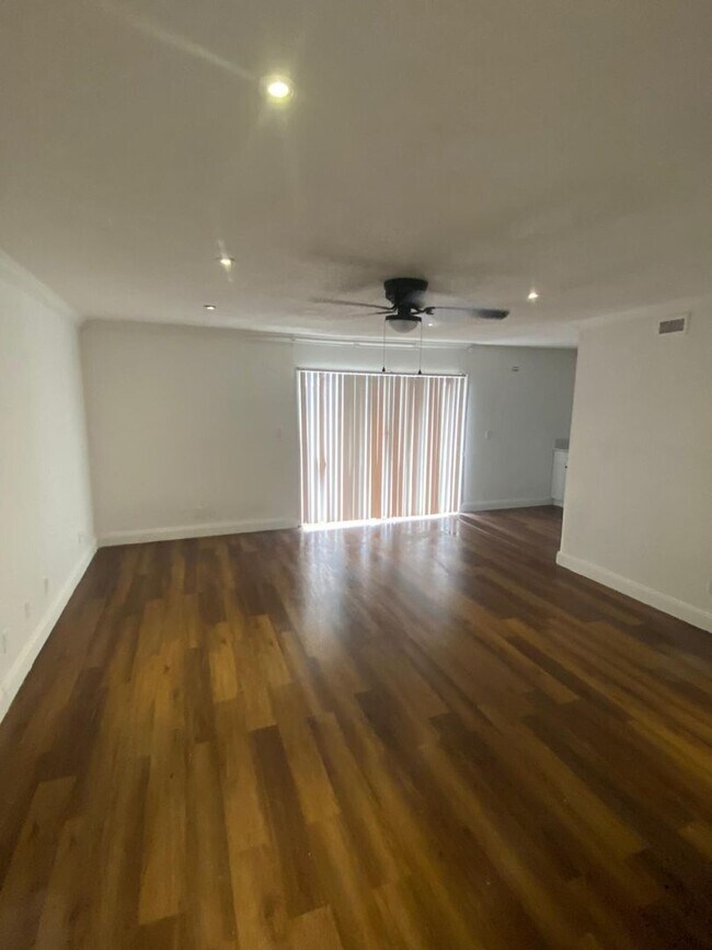 Building Photo - Large One Bedroom One Bath First level Condo