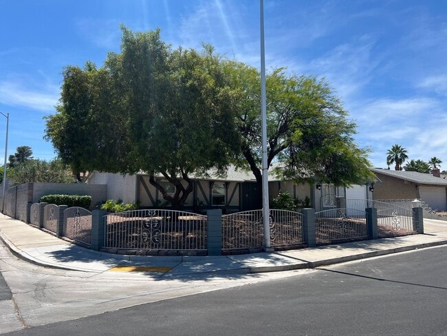 Building Photo - Spacious Single-Story 6-bed 3-bath Oasis with Private Pool and Spa in Spring Valley