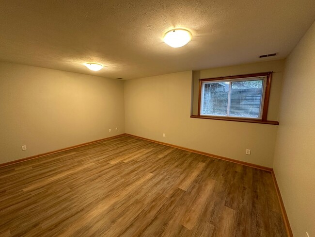 Building Photo - 904 Vos St