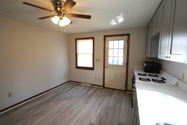 Building Photo - 21 Moore Ave