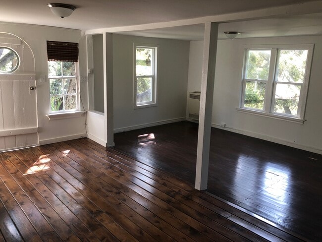 Building Photo - 1279 Oakwood Dr