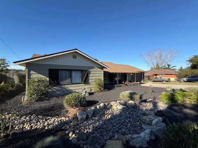 Building Photo - Stunning Fully Furnished 3 Bed-3 Bath Home with Den - Over 2300 Sq Ft.