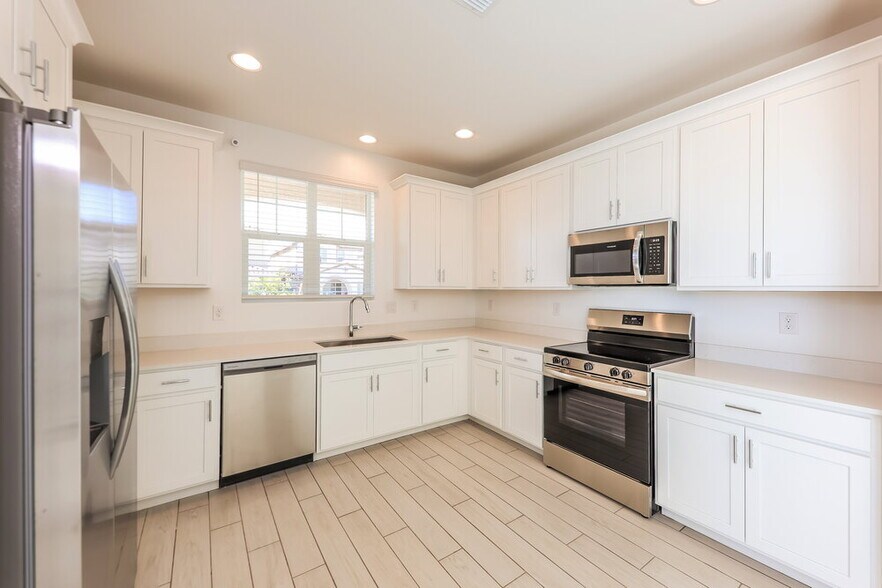 Building Photo - 16378 W Weeping Willow Rd