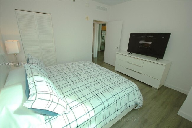 Building Photo - 950 Brickell Bay Dr