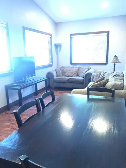 living room - 908 E Sherman Ave