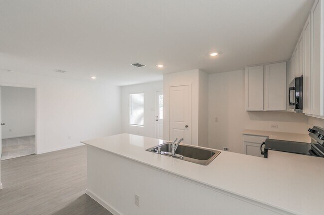 Building Photo - 3 bedroom 2 bath-brand new construction in...
