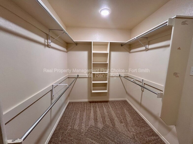 Building Photo - 420 Ridge Point Dr