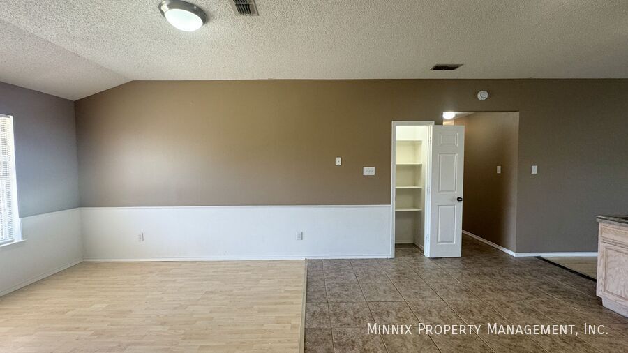 Building Photo - 525 N Iola Ave