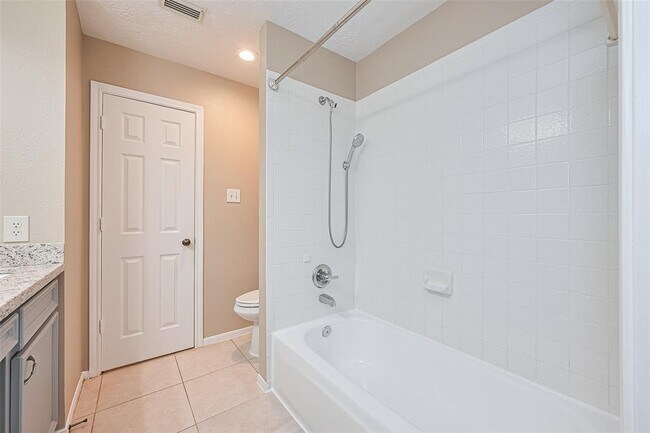 Building Photo - 8714 Ashlawn Dr