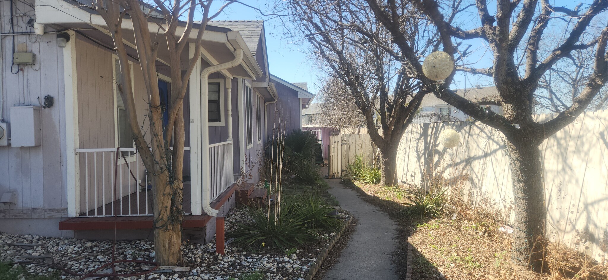 Building Photo - 605 E Applegate Dr