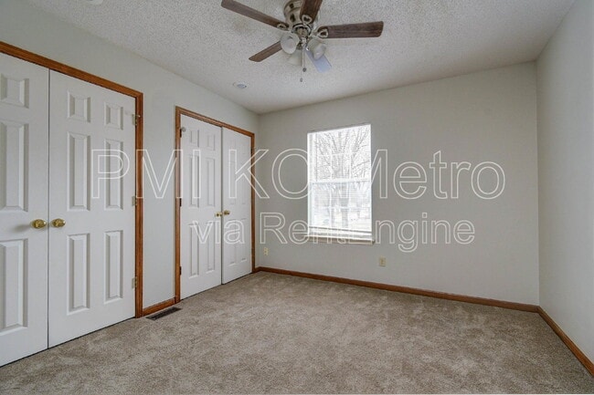 Building Photo - 107 NE Maggie Ave