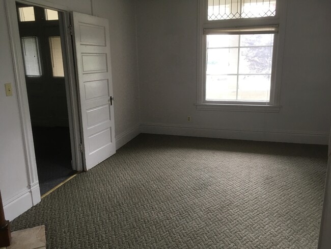 Building Photo - 326 6th Ave