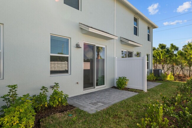 Building Photo - 5622 SE Edgewater Cir