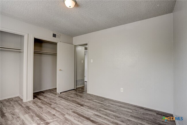 Building Photo - 714 Martindale Rd