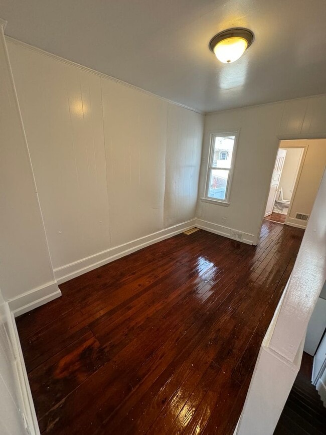 Building Photo - Coming soon! Cozy 2 bedroom house with par...