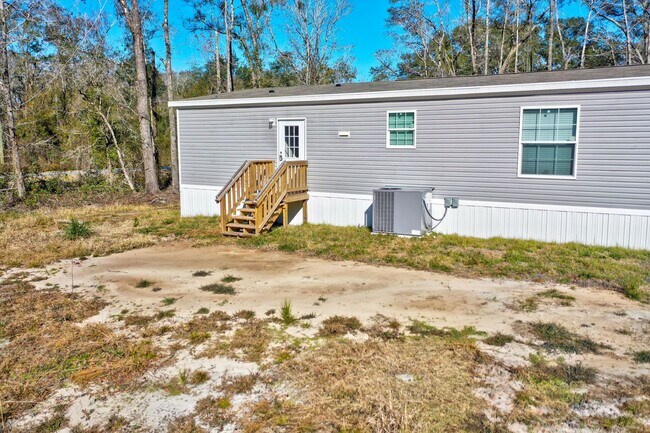 Building Photo - Huge 5 Bedroom 3 Bathroom Hastings Home Located w/ 1 Acre