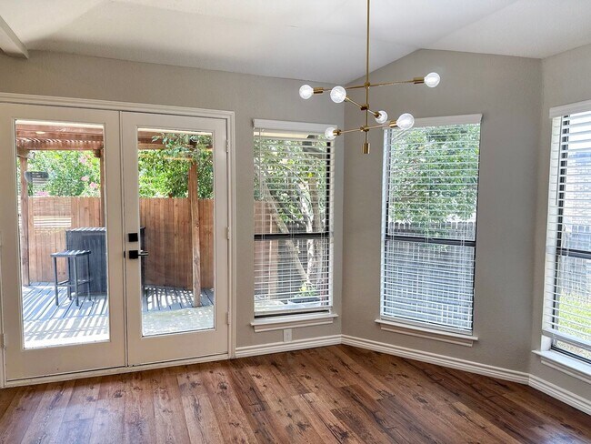 Building Photo - 3 Bed / 2 Bath / 2 Car Gargae / Pool